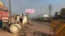 Sebuah tangki air dirusak saat bentrok antara massa pendukung dan penentang Undang-Undang Kewarganegaraan baru di Bhajanpura, New Delhi, India, Selasa (25/2/2020). Gerombolan massa menggunakan tongkat dan batu dalam bentrokan. (AP Photo/Rishabh. R. Jain)