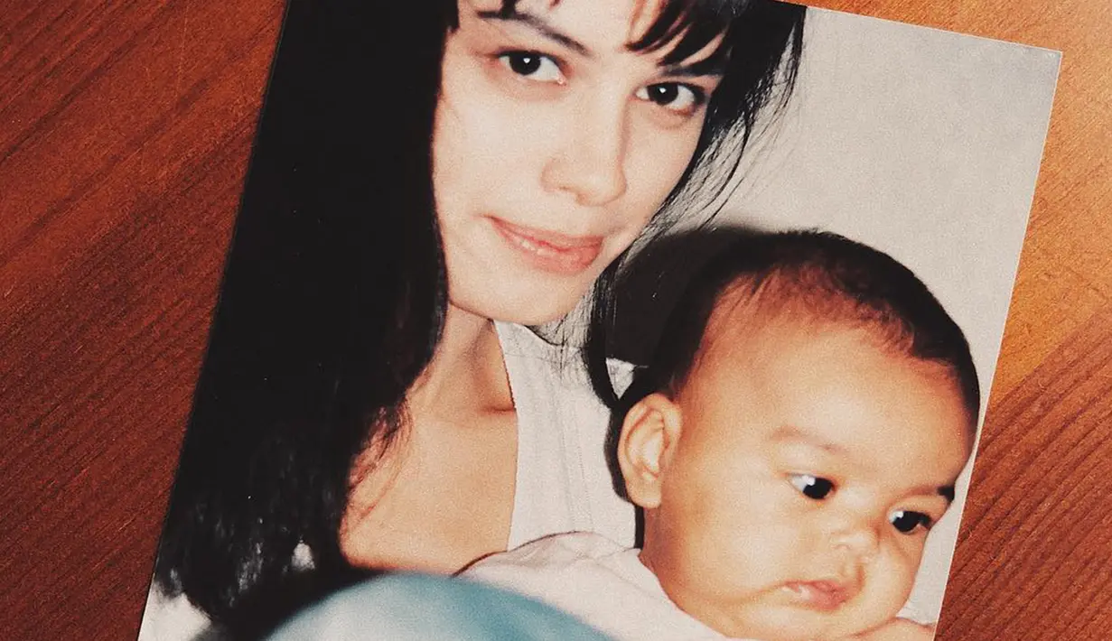 Eva Celia kerap menyatakan cintanya pada sang ibu dengan foto masa kecilnya. Hubungan ibu dan anak ini banyak menuai pujian dari netizen. (Liputan6.com/IG/@evacelia)