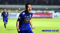 Gelandang serang Persib Bandung Shohei Matsunaga merayakan gol ke gawang PSM Makassar pada pekan ke-12 Liga 1 di Stadion Gelora Bandung Lautan Api, Rabu (5/7/2017). (persib.co.id)