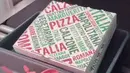 "Aku selamanya akan ingat pertama kali membawa pizza ke airport," tulis Bella. (instagram/bellahadid)
