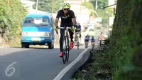 Pebalap sepeda, M Fadli Imammudin saat berlatih melintasi jalan Raya Puncak Cianjur, Bogor, Kamis (23/2). M Fadli bakal akan mewakili Indonesia pada Kejuaraan Asia Paracycling 2017 di Bahrain 24 Februari-3 Maret 2017. (Liputan6.com/Helmi Fithriansyah)