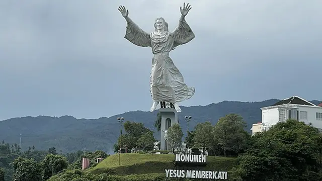Tempat Wisata di Manado Patung Yesus Memberkati