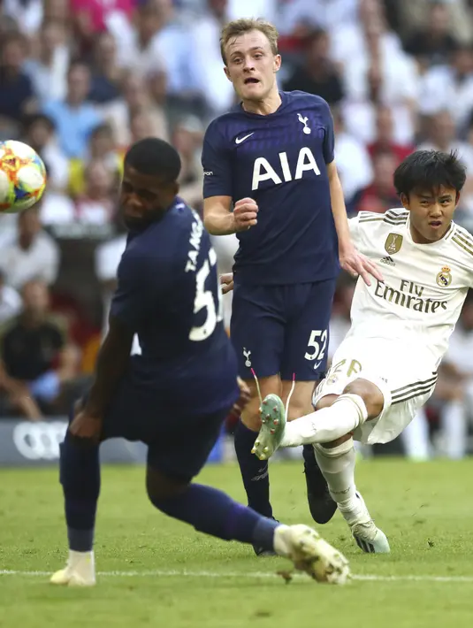 Gelandang Real Madrid, Takefusa Kubo menendang bola dari kawalan pemain Tottenham Hotspur, Japhet Tanganga dan Oliver Skipp pada pertandingan Audi Cup 2019 di stadion Allianz Arena di Munich, Jerman (30/7/2019). Tottenham menang tipis atas Madrid 1-0. (AP Photo/Matthias Schrader)