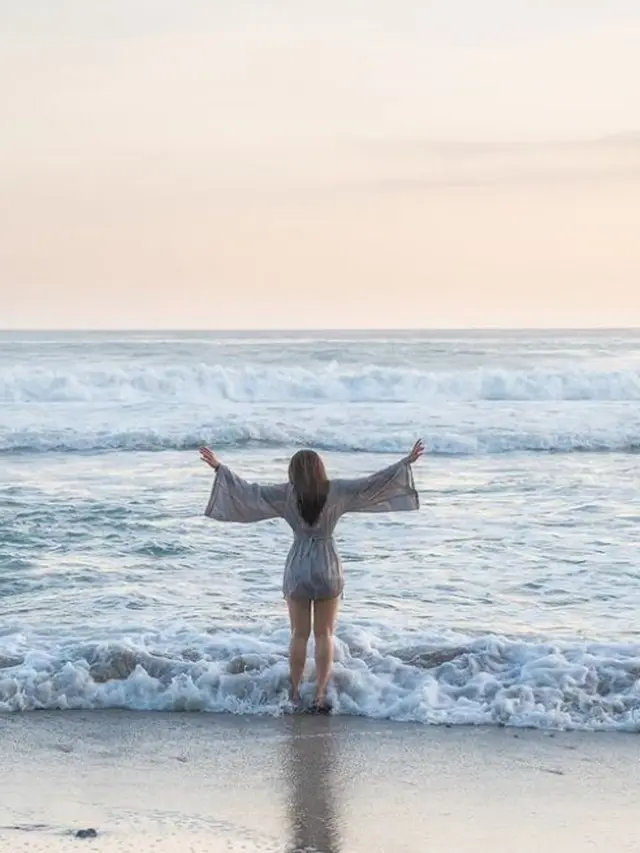 Wulan Guritno di pantai (Instagram/wulanguritno)