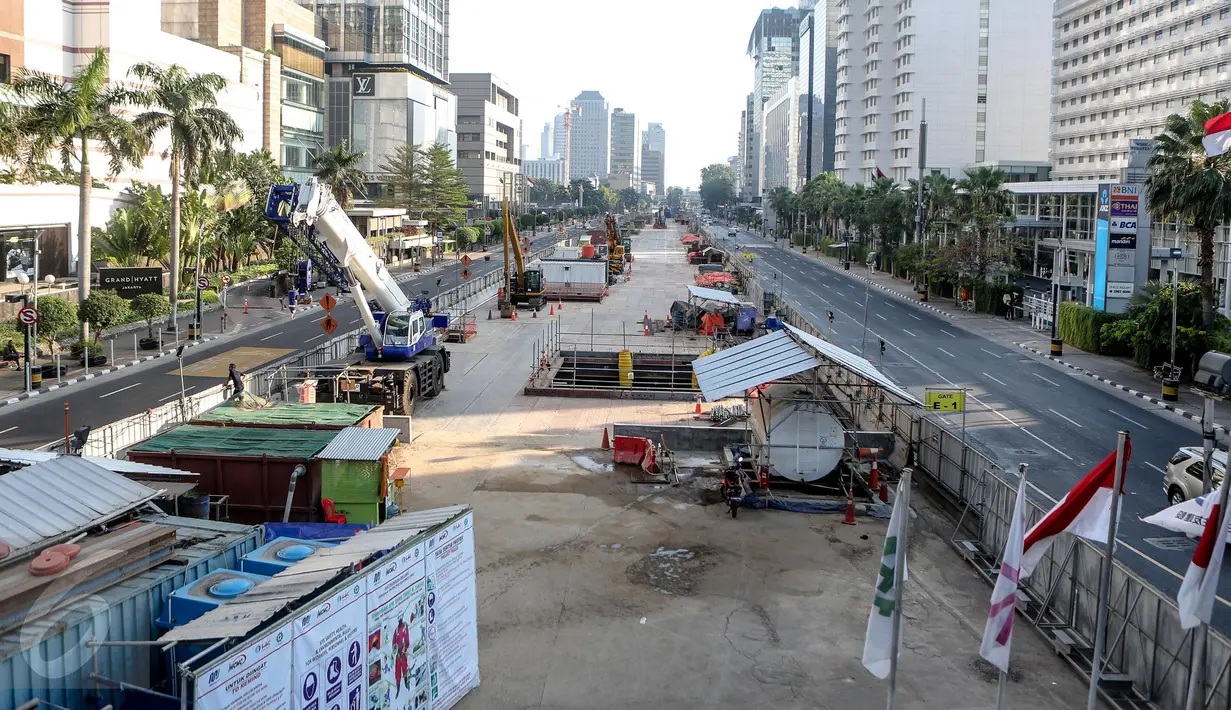 Proyek pembangunan jalur MRT dihentikan sementara selama masa libur Lebaran 2015. Tidak terlihat aktifitas berarti di sekitar proyek pembangunan MRT di kawasan Thamrin, Jakarta, Jumat (17/7/2015). (Liputan6.com/Faizal Fanani)