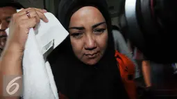 Komisaris CV Timur Alam Raya, Sri Astuti usai menjalani pemeriksaan di Gedung KPK, Jakarta, Senin (22/8). Sri Astuti diduga melakukan penyuapan terkait pengadaan pupuk urea di PT Berdikari tahun anggaran 2010-2012. (Liputan6.com/Helmi Afandi)