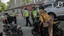 Polisi lalu lintas memberhentikan pengendara sepeda motor saat pelaksanaan Operasi Zebra Jaya 2019 di Jalan Boulevard Gading Raya, Jakarta, Kamis (24/10/2019). Polda Metro Jaya menggelar Operasi Zebra Jaya hingga 5 November mendatang guna menekan pelanggaran lalu lintas. (Liputan6.com/Faizal Fanani)