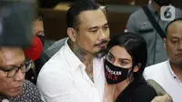 I Gede Ari Astina alias Jerinx SID (kiri) bersama istrinya Nora Alexandra memberi keterangan usai sidang putusan kasus dugaan pengancaman terhadap Adam Deni di Pengadilan Negeri Jakarta Pusat, Kamis (24/2/2022). Jerinx divonis satu tahun penjara, denda Rp 25 juta. (Liputan6.com/Helmi Fithriansyah)