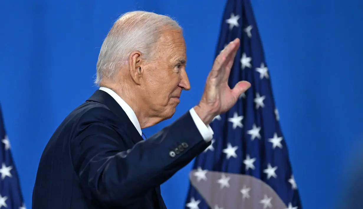 Keputusan Joe Biden muncul ketika beberapa minggu terakhir mendapatkan tekanan hebat dari sesama anggota partai Demokrat. (SAUL LOEB / AFP)