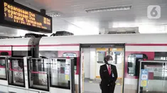 Petugas berjaga di Stasiun LRT Velodrome, Jakarta, Kamis (4/11/2021). Angkutan umum Light Rail Transit (LRT) Jakarta rute Velodrome - Gading menggunakan sistem integrasi antarmoda, tetapi masih sepi peminat. (Liputan6.com/Herman Zakharia)