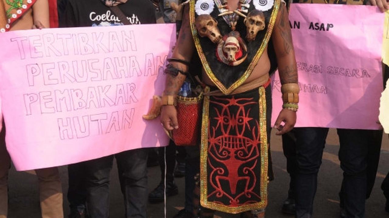 Demo setahun Jokowi-JK, mahasiswa gelar teatrikal tarian Dayak