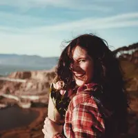 Ilustrasi orang bahagia. Sumber foto: unsplash.com/Jeremy Cai.