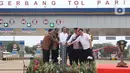 Presiden Joko Widodo (ketiga kiri) didampingi sejumlah menteri meresmikan  Tol JORR II ruas Kunciran-Serpong, Tangerang Selatan, Jumat (6/12/2019). Setelah peresmian, ruas tol sepanjang 11,1 km tersebut siap digunakan oleh masyarakat jelang Natal 2019 dan Tahun Baru 2020. (Liputan6.com/Angga Yuniar)