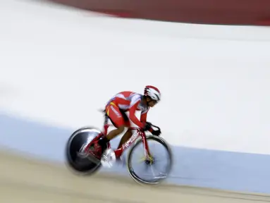 Pesepeda Indonesia, Angga Dwi Wahyu, memacu kecepatan pada nomor scratch race junior putra saat Asian Track Championship 2019 di Jakarta International Veledrome, Jakarta, Kamis (10/1). Angga berhasil meraih emas. (Bola.com/Yoppy Renato)