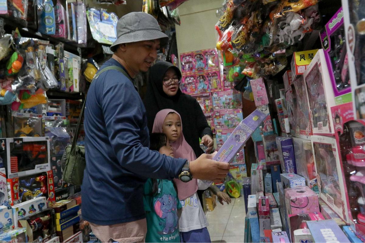 Pasar Gembrong Jakarta Ramai Pembeli Mainan Saat Libur Lebaran