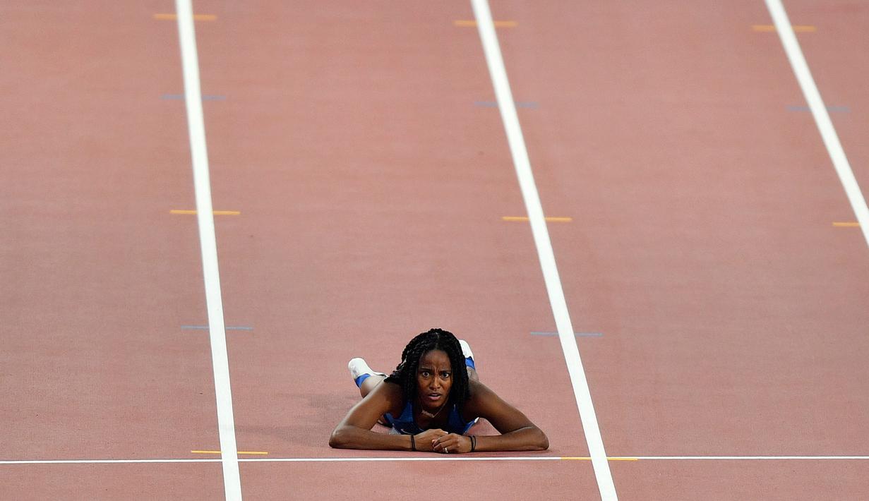 Sprinter Amerika Serikat, English Gardner berada di trek balap saat mengalami cedera dalam semifinal 100 meter putri Kejuaraan Atletik Dunia di Doha, Qatar, Minggu (29/9/2019). Peraih medali emas olimpiade tersebut mengalami cedera hamstring. (AP Photo/Martin Meissner)