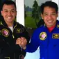 Pilot T-50i Gold Eagle Kapten Pnb Dwi Cahyadi (sebelah kanan) foto bersama sahabatanya Kapten Pnb Antoni Hanifah (Sebelah Kiri).