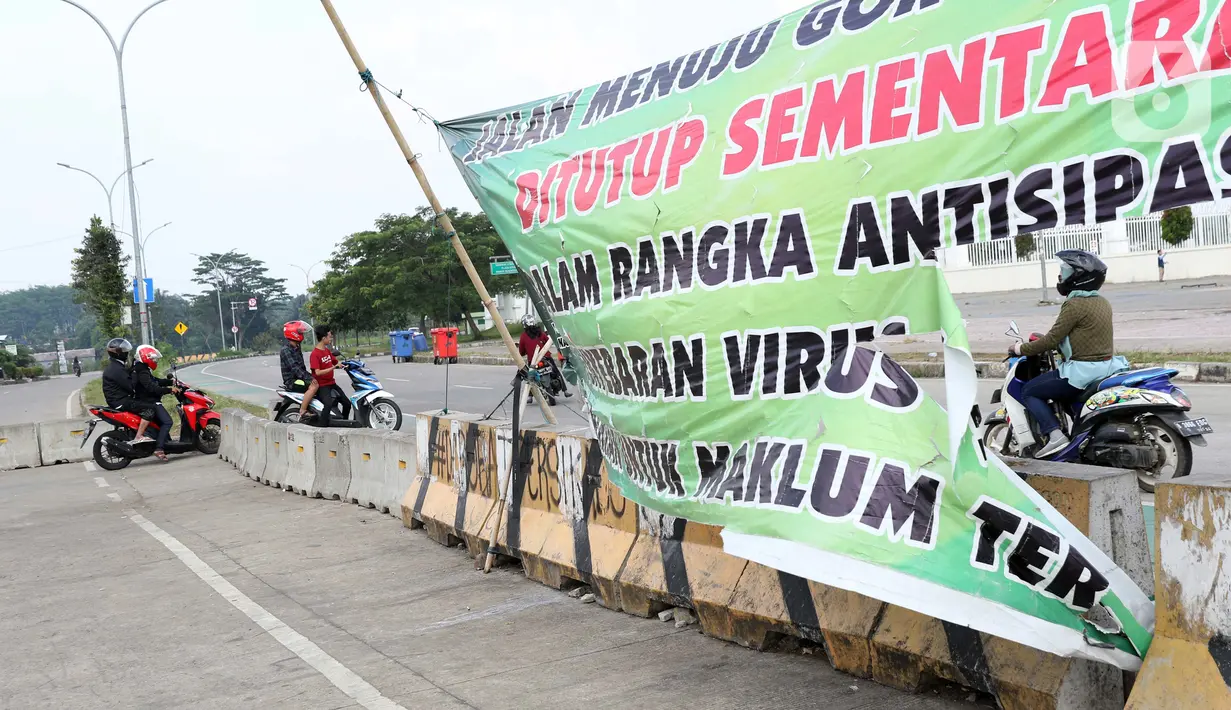Pengendara motor menerobos beton pembatas di kawasan lingkar Stadion Pakansari, Kabupaten Bogor, Jawa Barat, Rabu (10/6/2020). Pemkab Bogor masih melakukan Pembatasan Sosial Berskala Besar (PSBB) secara proporsional hingga 2 Juli mendatang. (Liputan6.com/Helmi Fithriansyah)