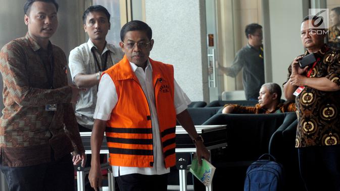 Mantan Menteri Sosial, Idrus Marham tiba untuk menjalani pemeriksaan di Gedung KPK, Jakarta, Jumat (16/11). Idrus Marham diperiksa sebagai tersangka dalam kasus suap kesepakatan kontrak kerja sama pembangunan PLTU Riau-1. (Merdeka.com/Dwi Narwoko)