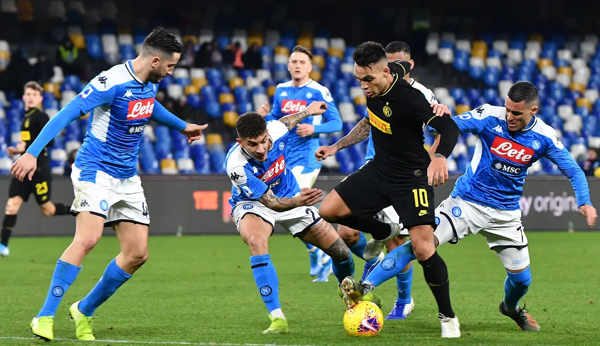 Penyerang Inter Milan, Lautaro Martinez membawa bola dari kawalan para pemain Napoli pada pertandingan lanjutan Liga Serie A Italia di stadion San Paolo Naples (6/1/2020). Inter menang 3-1 atas Napoli. (AFP/Tiziana Fabi)