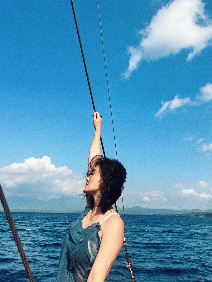 Gaya Agnez Mo Liburan di Bali, Tampil Percaya Diri dengan Gaun Menerawang