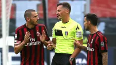 Bek AC Milan, Leonardo Bonucci (kiri) berbincang dengan wasit Piero Giacomelli setelah menerima kartu merah saat bertanding melawan Genoa pada lanjutan Liga Italia di San Siro, Milan (22/10). Bonucci di kartu merah menit 25. (Matteo Bazzi/ANSA via AP)