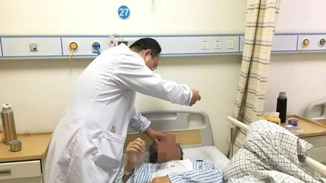 Selalu Main Ponsel Seharian, Remaja Ini Alami Cacat Mental