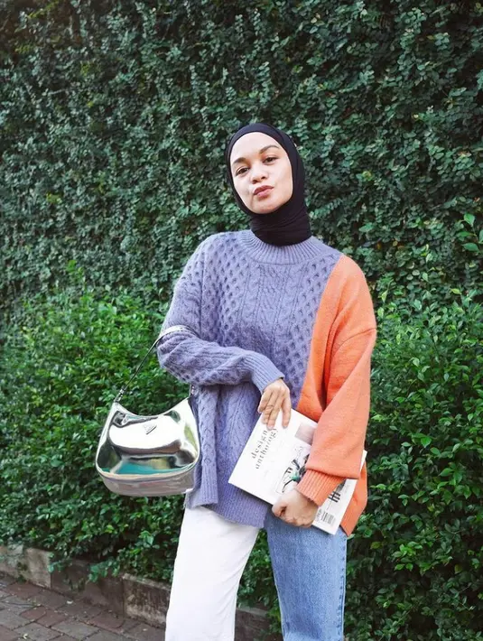 Anti mainstream, kenakan sweater rajut dan celana jeans dua warna. Look ala Tantri Namirah ini bikin tampilanmu makin kece! (Foto:Instagram/tantrinamirah).