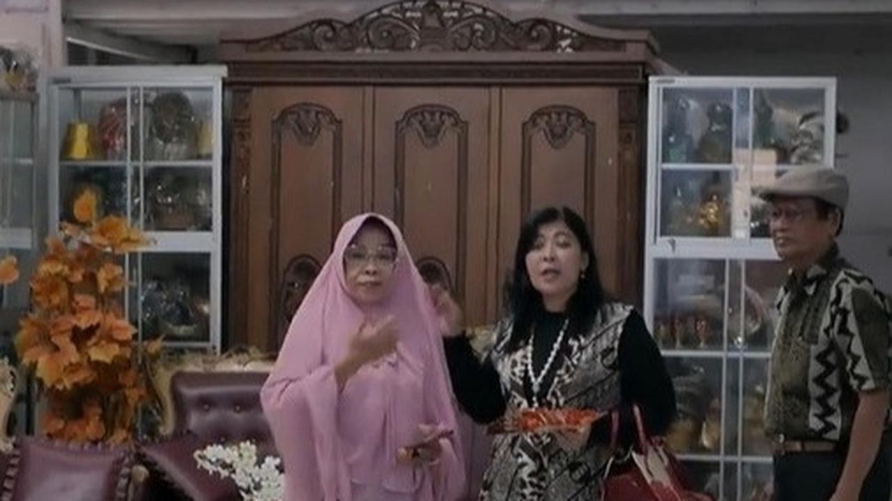 Berkarya Puluhan Tahun, Ini 8 Potret Rumah Yati Pesek yang Kini Jadi Sorotan - Punya Toko Alat Tulis dan Persewaan Kostum