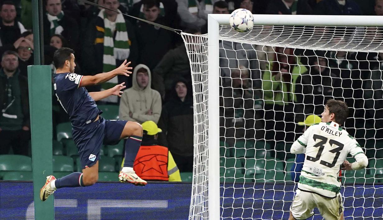 Pemain Lazio, Pedro, mencetak gol ke gawang Celtic pada laga Liga Champions di Stadion Celtic Park, Kamis (5/10/2023). Pedro sukses menjadi pahlawan berkat gol dramatis di menit-menit terakhir pertandingan tepatnya menit 90+5. (Andrew Milligan/PA via AP)