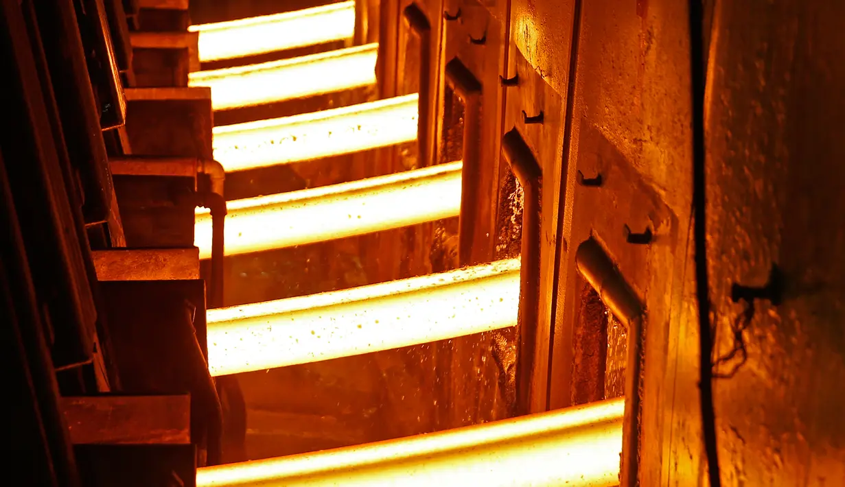 Baja cair mulai memadat di jalur produksi pabrik ArcelorMittal di Zenica, Bosnia dan Herzegovina, Senin (9/2). ArcelorMittal terbentuk pada 2006 usai pemimpin perusahaan baja Mittal Steel, Lakshmi Mittal mengambil alih Arcelor. (REUTERS/Dado Ruvic)