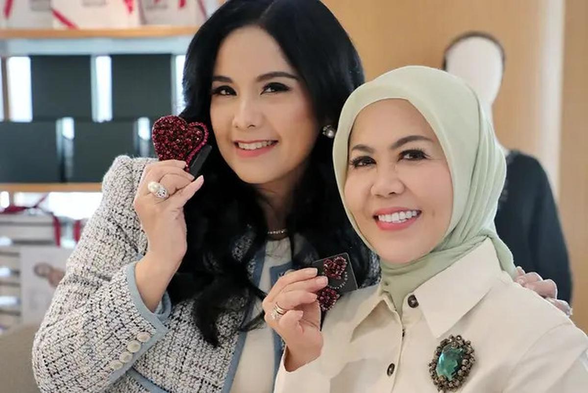 6 Pesona Glowing Annisa Pohan dengan Soft Makeup dan Rambut Mengembang