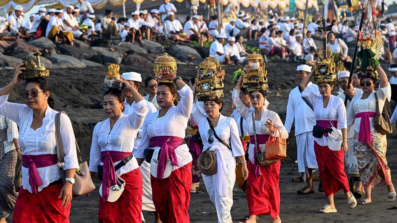 FOTO: Ribuan Umat Hindu Ikuti Prosesi Melasti di Pantai Padanggalak Bali