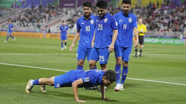 Foto: Tajamnya Supachai Chaided saat Membawa Thailand Tumbangkan Kirgizstan di Piala Asia 2023