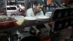 Mantan gangster Taiwan, Yen Wei-shun menjalani bisnis berjualan mi untuk yang membutuhkan di pasar tradisional New Taipei City, 4 September 2018. Ingin menjalani hidup yang lebih baik, Yen memilih banting setir dan meninggalkan dunia hitam. (SAM YEH/AFP)
