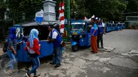 Antusias warga yang ingin menaiki bajaj bahan bakar gas (BBG) gratis dikawasan Monas Jakarta, Rabu (17/8). BBG gratis beroperasi mulai pukul 07.00-17.00 WIB. (Liputan6.com/Faizal Fanani)