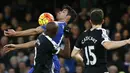 Striker Chelsea, Diego Costa, berusaha mengontrol bola melewati pemain Watford, Allan Nyom, pada laga Liga Inggris. (Reuters/Stefan Wermuth) 