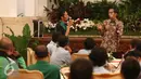 Presiden Joko Widodo menjawab pertanyaan supir angkutan umum saat acara makan siang di Istana Negara, Jakarta, Selasa (1/9/2015). Setidaknya ada 100 para pekerja di sektor transportasi yang diundang dalam jamuan tersebut. (Liputan6.com/Faizal Fanani)