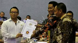 Ketua Badan Legislasi DPR Supratman Andi Agtas (kedua kanan) menerima pandangan F-Gerindra yang dalam rapat pleno mengenai kelanjutan revisi UU KPK di Senayan, Jakarta, Rabu (10/2/2016). Gerindra tegas menolak revisi UU KPK (Liputan6.com/Johan Tallo)