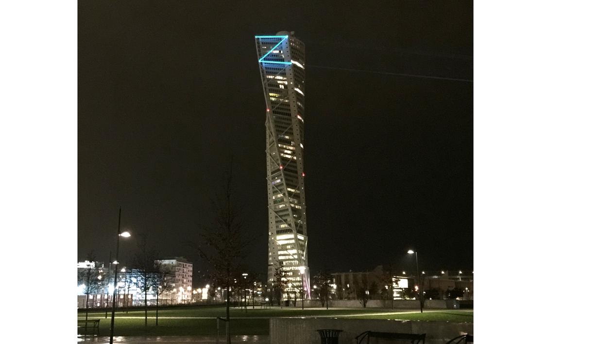 Sebuah logo 'Z' terpampang di gedung Turing Torso, Malmo Swedia, Selasa (24/11/2015). Tanda ini merupakan bagian dari penyambutan bintang sepak bola Zlatan Ibrahimovic ke kampung halamannya. (AFP Photo/TT News Agency/Str)