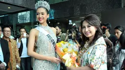 Putri Indonesia 2014 Elvira Devinamira mendapat karangan bunga saat tiba di Graha Mustika Ratu, Jakarta usai mengikuti ajang Miss Universe 2014 di Florida International University, AS, Senin (3/2/2015). (Liputan6.com/Panji Diksana)