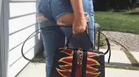 Kali ini, Kylie Jenner memamerkan bokong mulusnya yang mengintip melalui celana jeans belel yang seksi, penasaran?