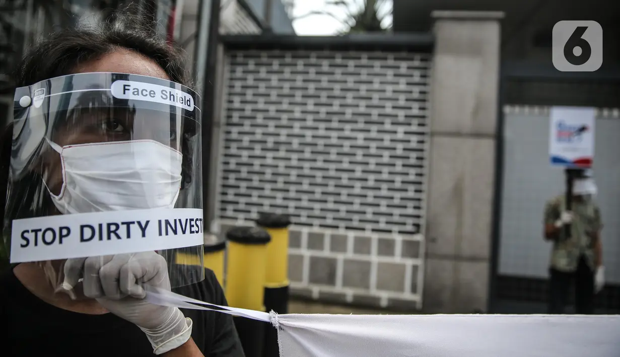Massa mengenakan pelindung wajah dan masker saat menggelar aksi di depan Kedubes Korea Selatan di Jakarta, Kamis (25/6/2020). Dalam aksinya, mereka meminta Korsel membatalkan rencana pendanan untuk proyek PLTU Jawa 9 dan 10 di Banten yang dinilai merusak lingkungan. (Liputan6.com/Faizal Fanani)