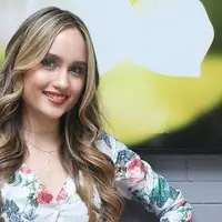 Cinta Laura melakukan long march untuk menyuarakan tolak kekerasan pada binatang.