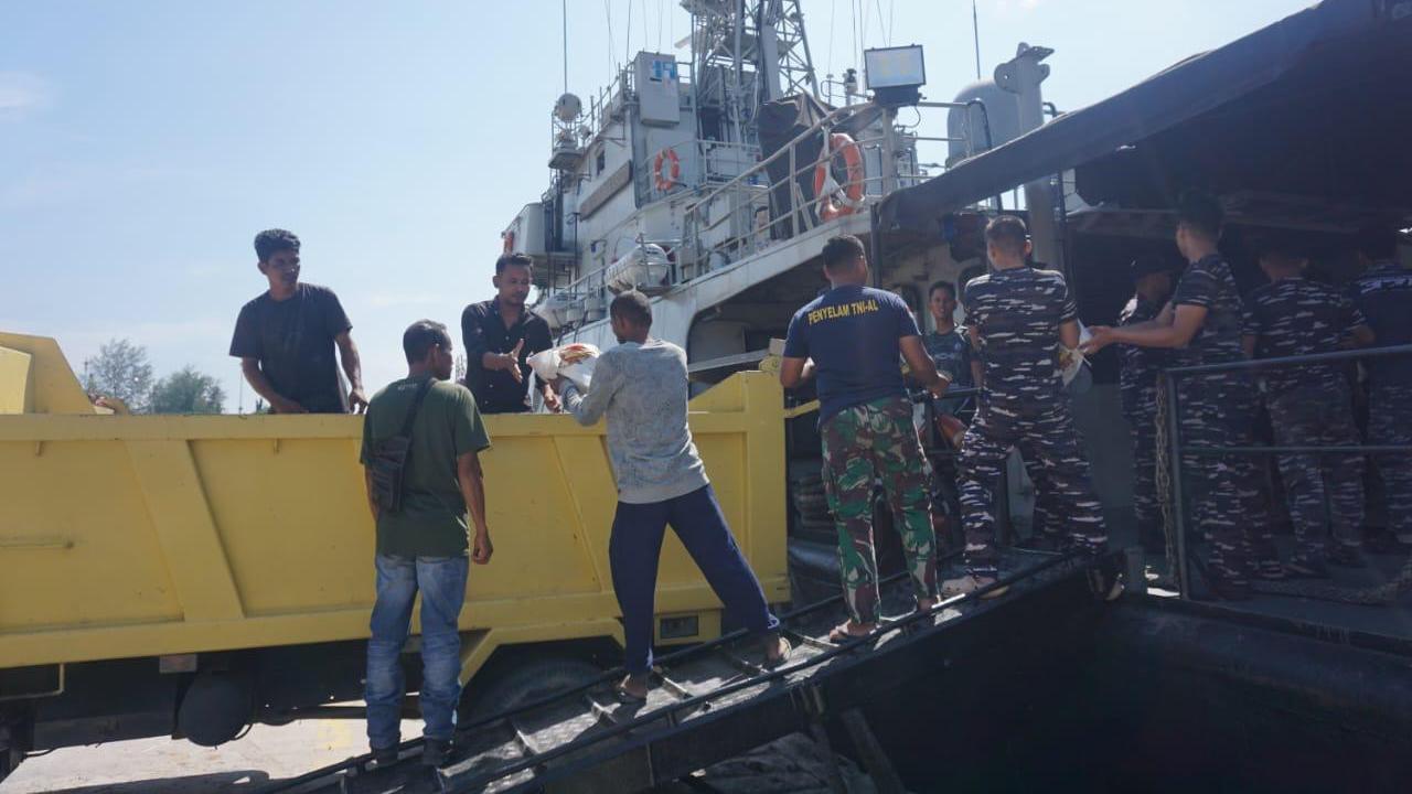 Banjir Sumatra, KRI Sultan Thaha Syaifuddin-376 Tuntaskan Debarkasi Bantuan Logistik di Lhokseumawe
