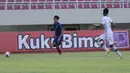 Bek Arema FC, Firza Andika (kiri) menguasai bola saat menghadapi Persikabo 1973 dalam laga pembuka Piala Menpora 2021 di Stadion Manahan, Solo, Minggu (21/3/2021). Arema FC bermain Imbang 1-1 dengan Persikabo 1973. (Bola.com/M Iqbal Ichsan)