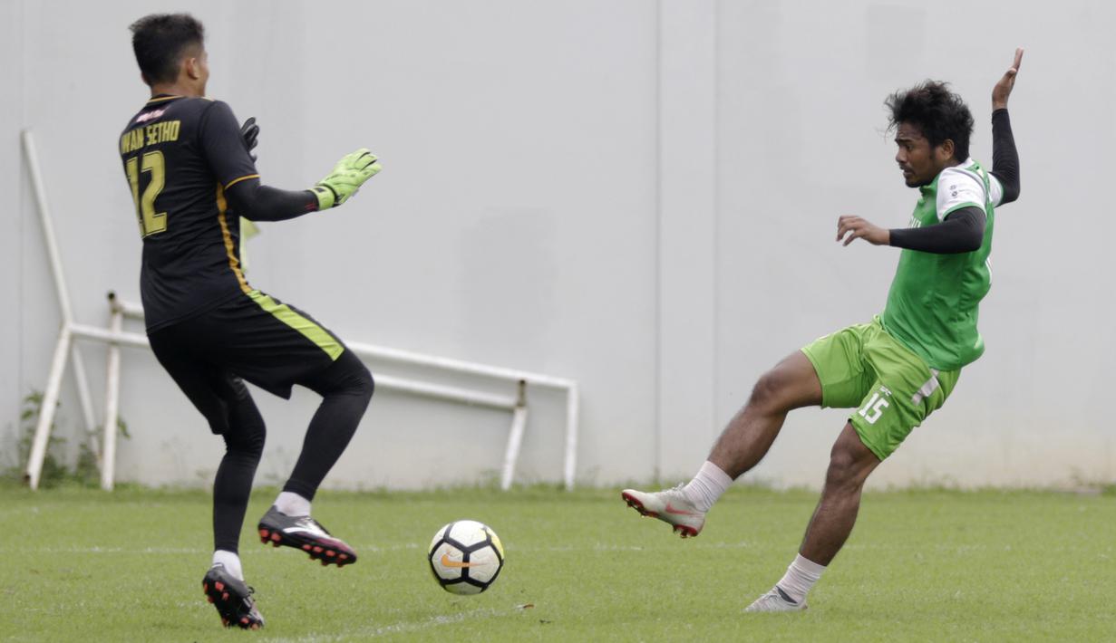 Pemain Bhayangkara FC, Ilham Udin, melepas tendangan saat latihan di Lapangan ABC Senayan, Jakarta, Rabu (13/2). Latihan ini merupakan persiapan Piala Indonesia dan Piala Presiden. (Bola.com/Yoppy Renato)