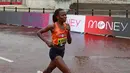 Brigid Kosgei dari Kenya berlari melewati Istana Buckingham dan Queen Victoria Memorial menuju Mall untuk memenangkan London Marathon ke-40 kategori elit putri pada Minggu (4/10/2020). Juara bertahan Brigid Kosgei meraih kemenangan dalam dua jam 18,58 menit. (Richard Heathcote/Pool via AP)