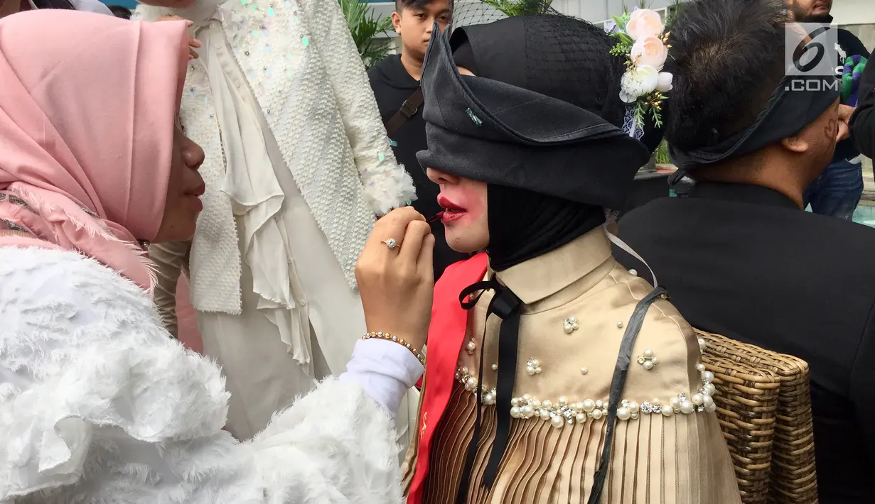 Pasangan selebriti Angel Lelga dan Vicky Prasetyo didandani saat mengikuti rangkaian acara 'Bridal Shower' di Jakarta, Kamis (25/1). Melihat penampilan lucunya itu, Angel pun cukup syok. (Liputan6.com/Immanuel Antonius)