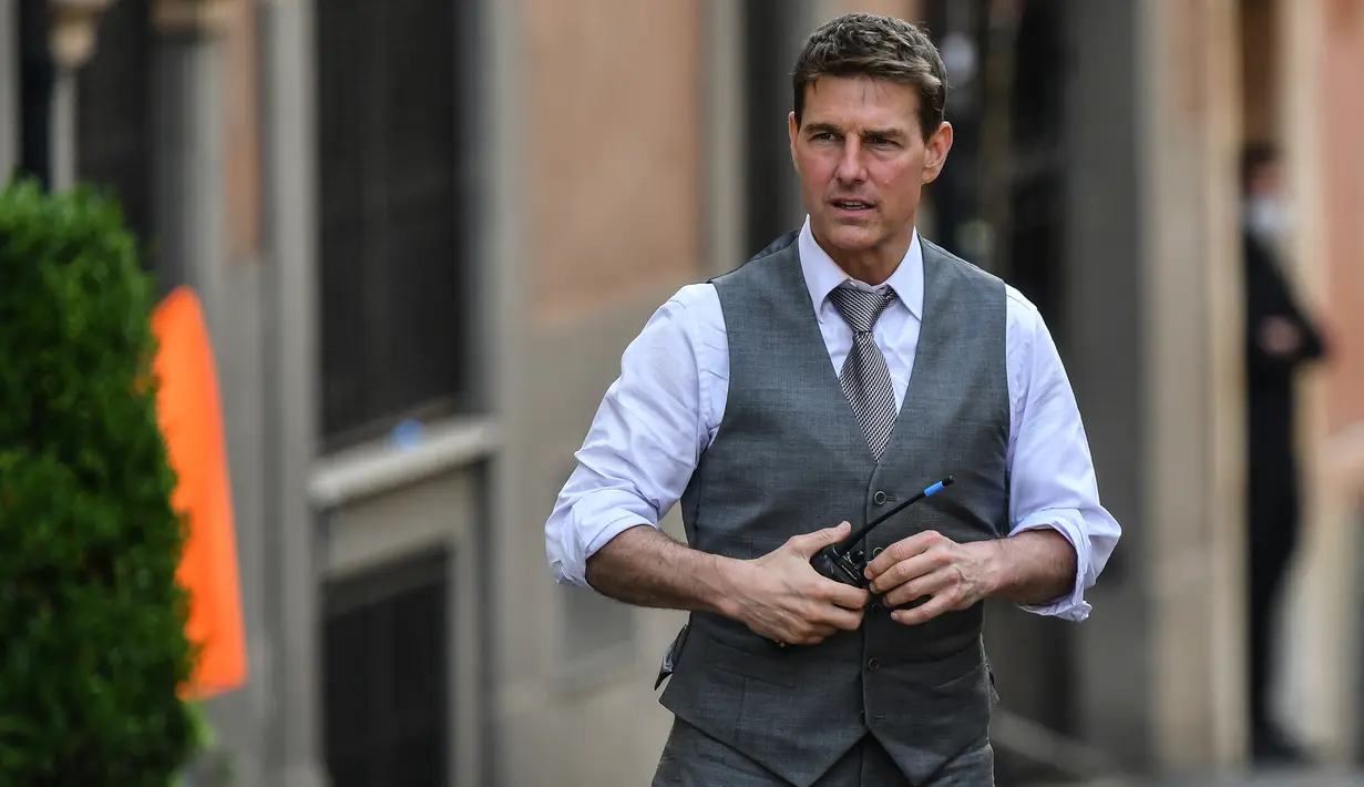 Aktor AS, Tom Cruise terlihat sedang syuting film "Mission Impossible 7" di Roma, Italia, Selasa (6/10/2020). Proses pengambilan gambar "Mission Impossible 7" kembali dilanjutkan setelah sempat terhenti akibat pandemi COVID-19. (Photo by Alberto PIZZOLI / AFP)
